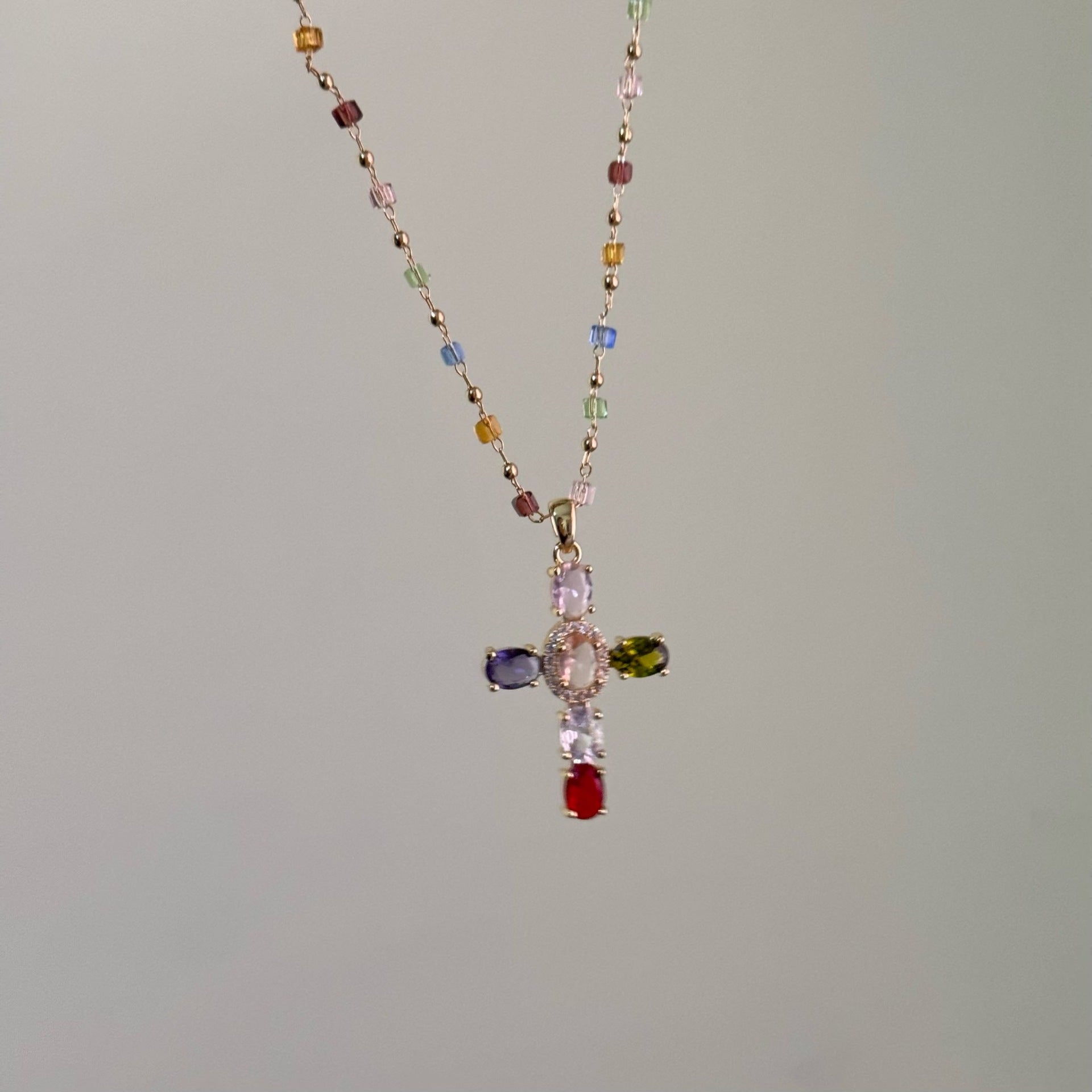 Collar con Colgante de Cruz de 12 Piedras Preciosas