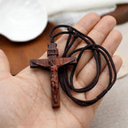 Collar de Madera con Crucifijo de Jesús
