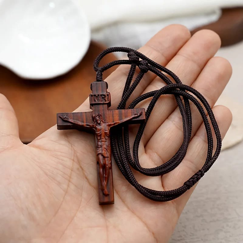 Collar de Madera con Crucifijo de Jesús