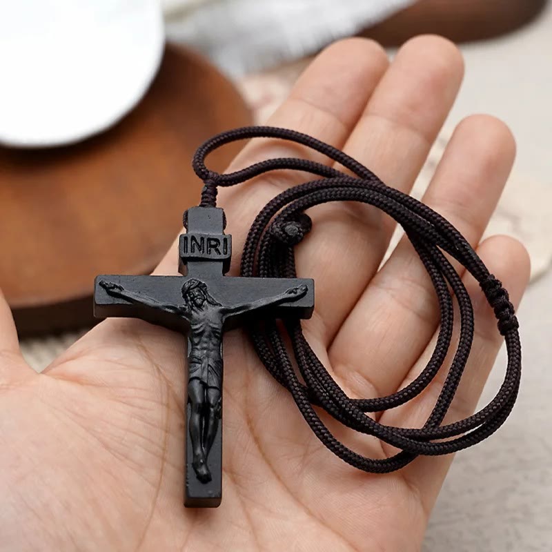 Collar de Madera con Crucifijo de Jesús