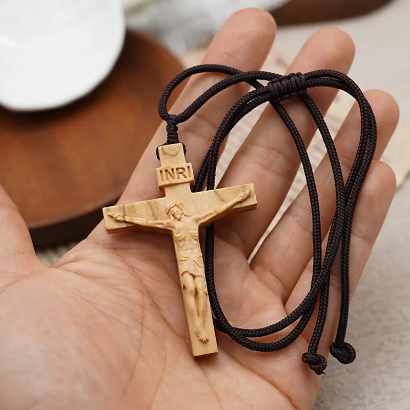 Collar de Madera con Crucifijo de Jesús