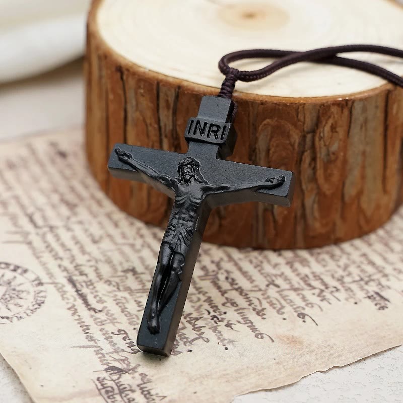 Collar de Madera con Crucifijo de Jesús