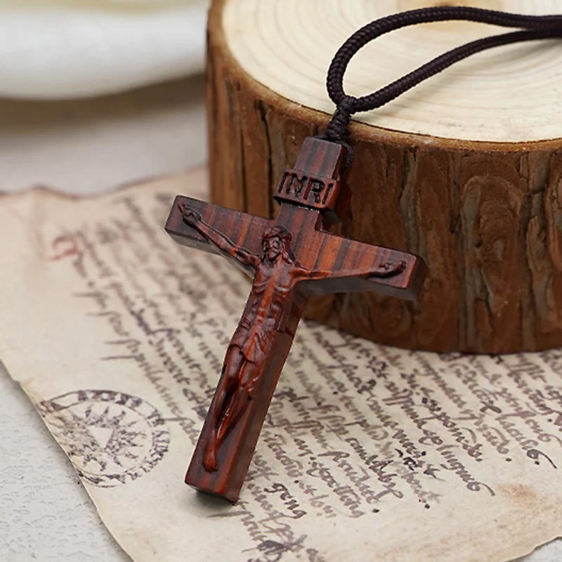 Collar de Madera con Crucifijo de Jesús
