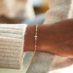 Pulsera Cruz Minimalista Delicada