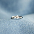 Anillo Minimalista de Cruz de Jesús con Circonitas