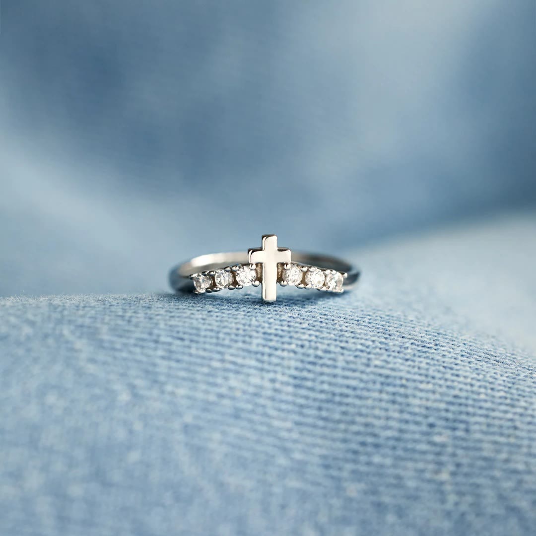 Anillo Minimalista de Cruz de Jesús con Circonitas