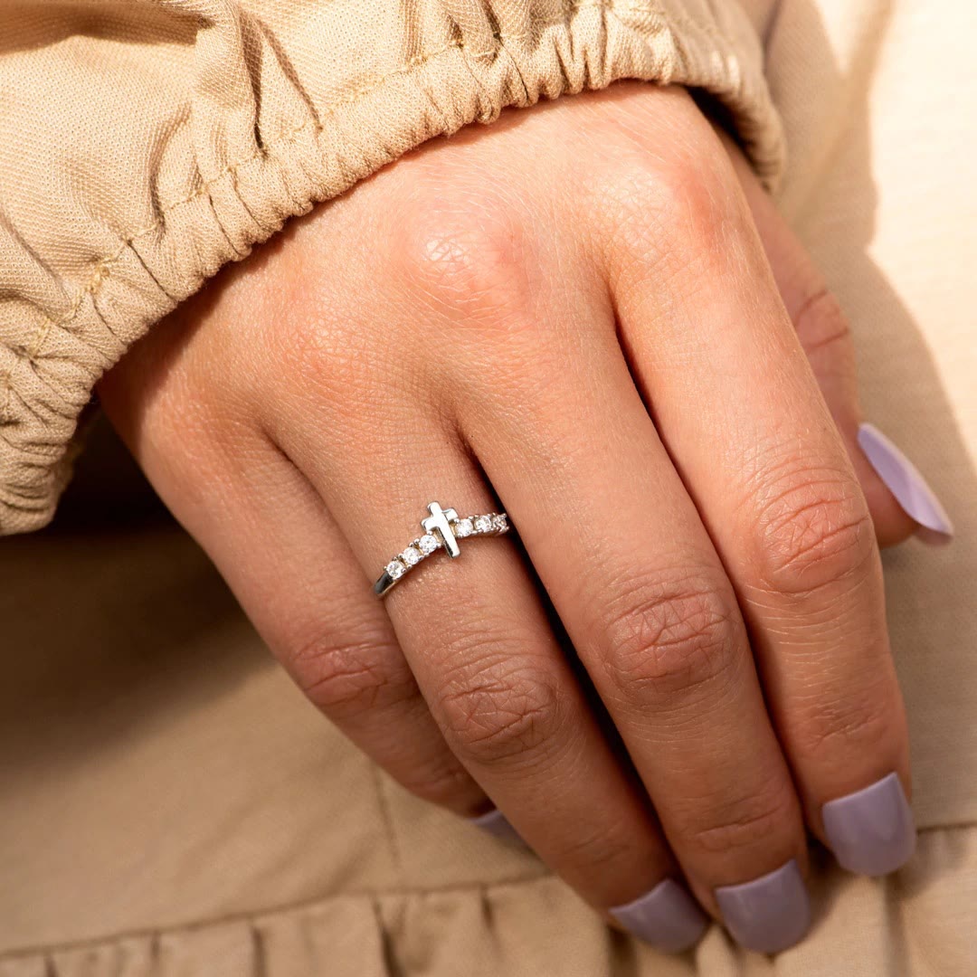 Anillo Minimalista de Cruz de Jesús con Circonitas