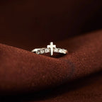Anillo Minimalista de Cruz de Jesús con Circonitas