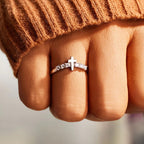 Anillo Minimalista de Cruz de Jesús con Circonitas