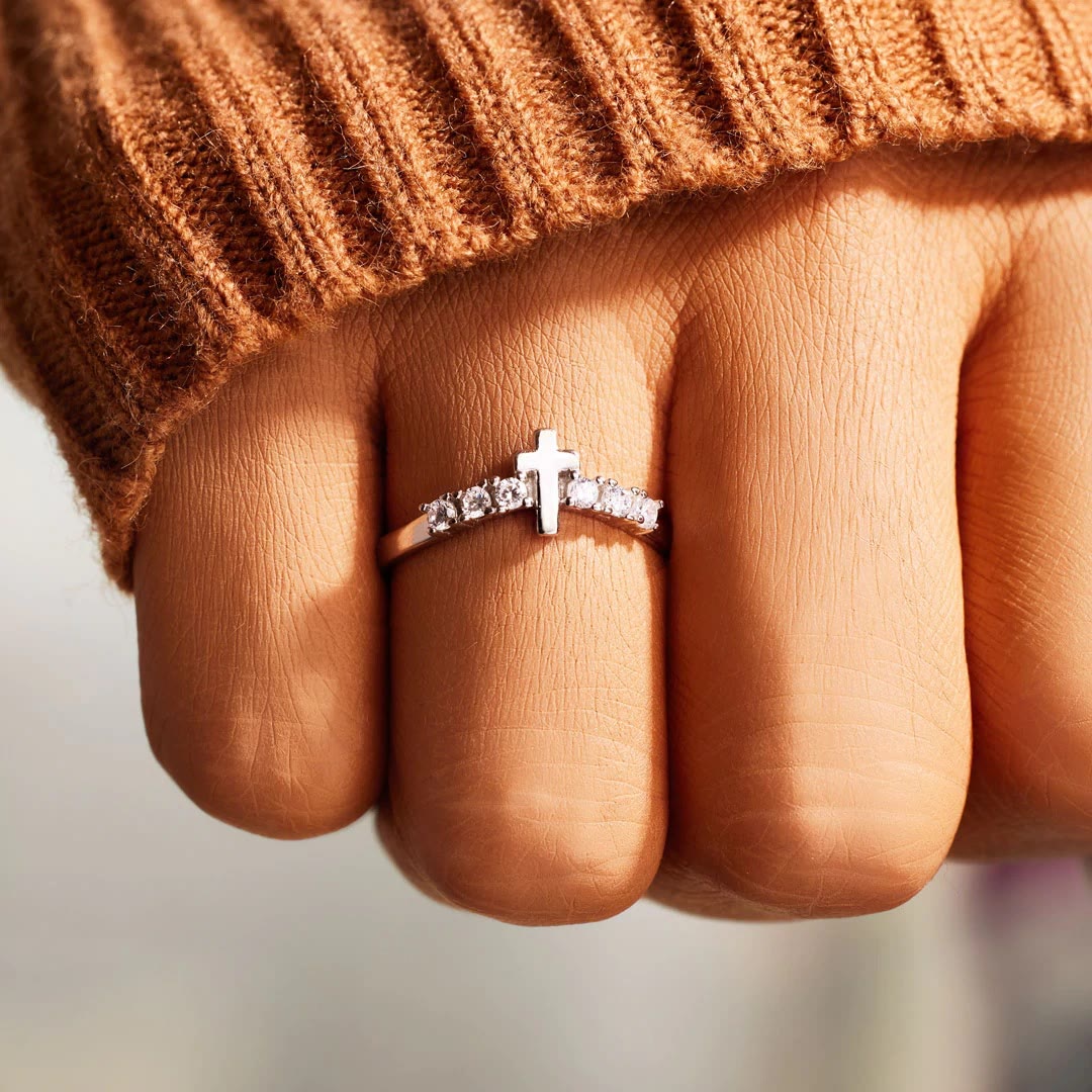 Anillo Minimalista de Cruz de Jesús con Circonitas