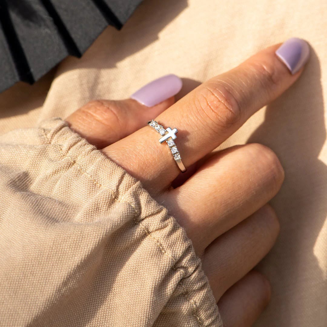 Anillo Minimalista de Cruz de Jesús con Circonitas