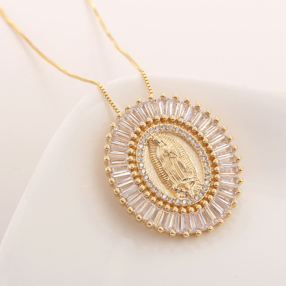 Amuleto de Zirconia de Nuestra Señora de Guadalupe Collar Colgante