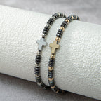 Pulsera apilable de hematita con decoración de cruz (2 piezas)