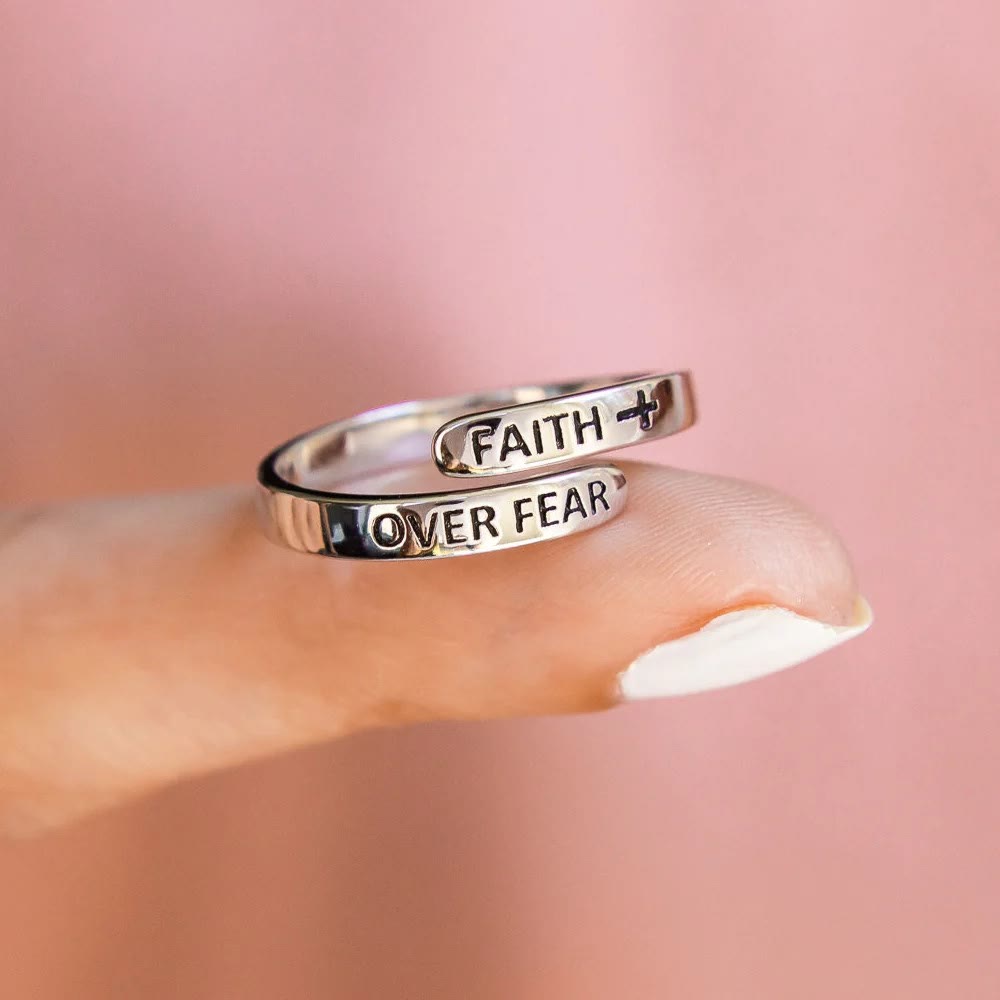 Fe Sobre Miedo: Anillo Minimalista de Cristo