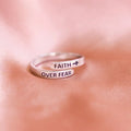 Fe Sobre Miedo: Anillo Minimalista de Cristo