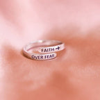 Fe Sobre Miedo: Anillo Minimalista de Cristo