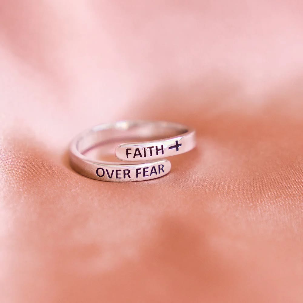 Fe Sobre Miedo: Anillo Minimalista de Cristo