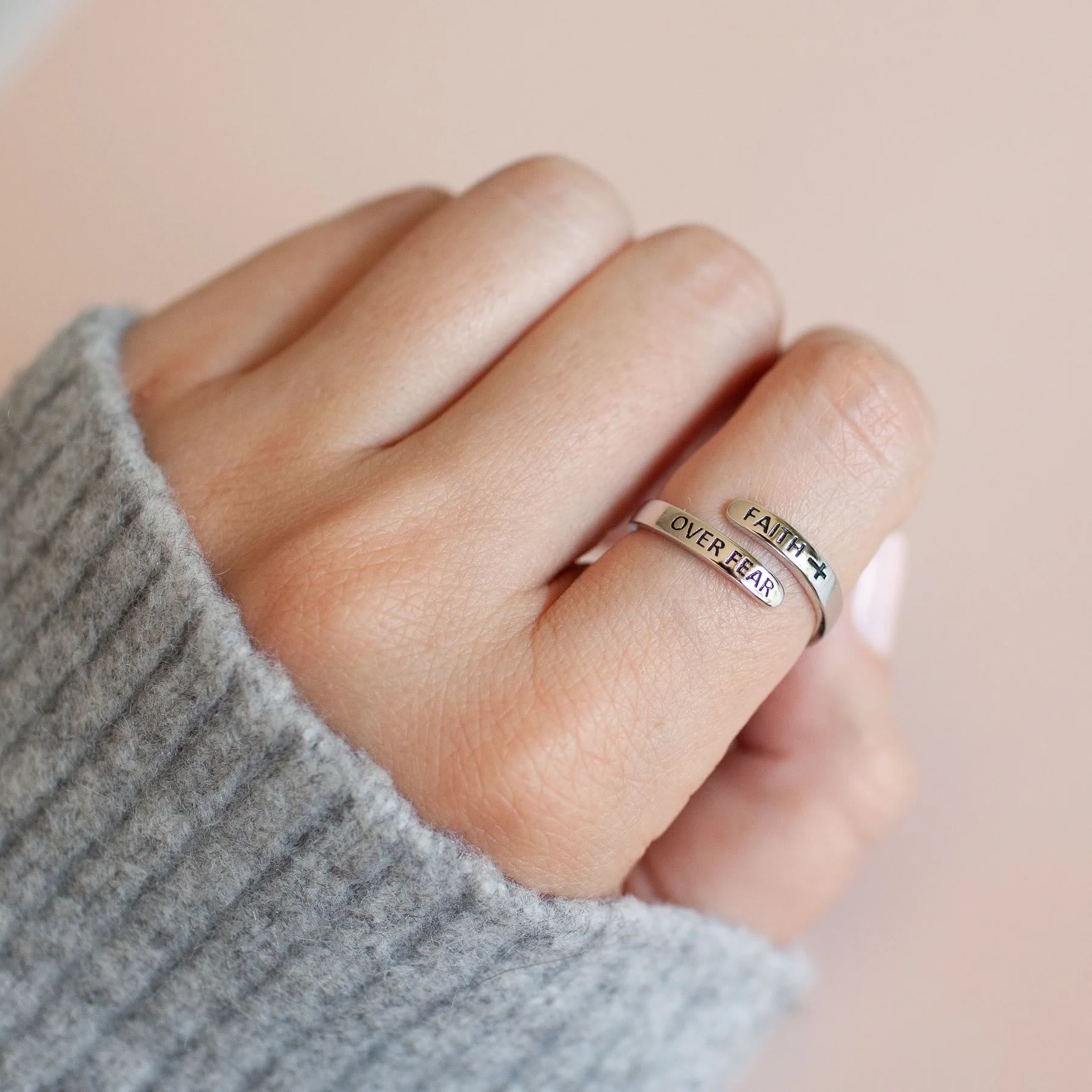 Fe Sobre Miedo: Anillo Minimalista de Cristo
