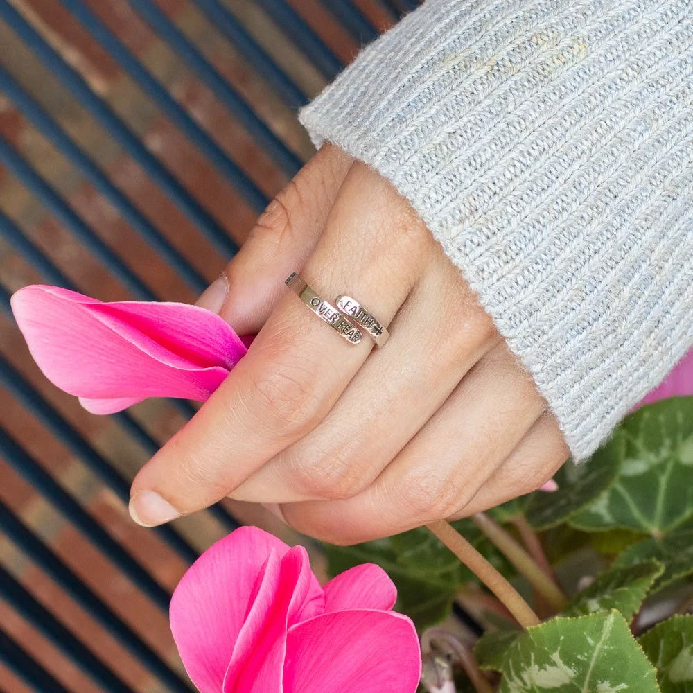 Fe Sobre Miedo: Anillo Minimalista de Cristo