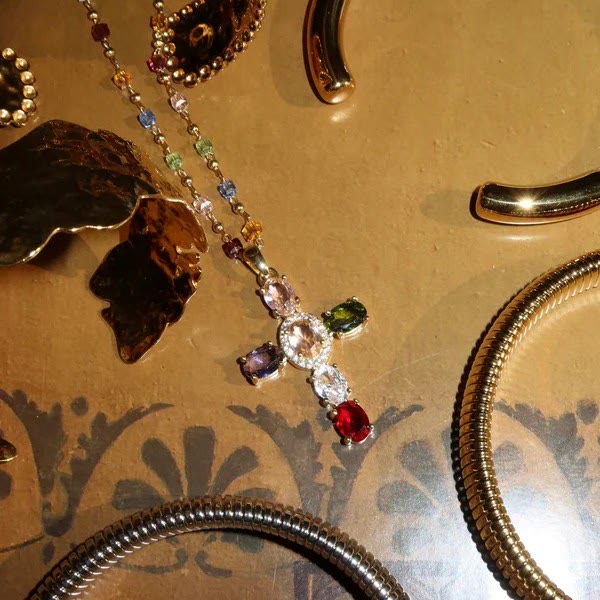 Collar con Colgante de Cruz de 12 Piedras Preciosas