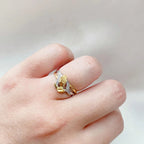Anillo de Manos en Oración de Oro y Plata