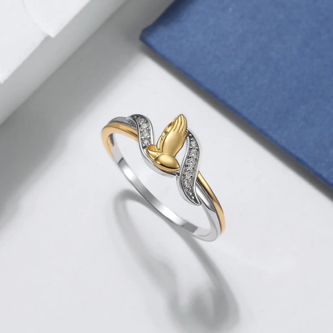 Anillo de Manos en Oración de Oro y Plata