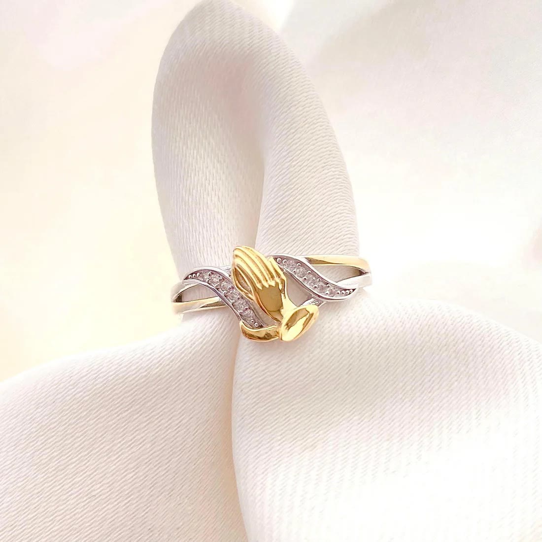 Anillo de Manos en Oración de Oro y Plata