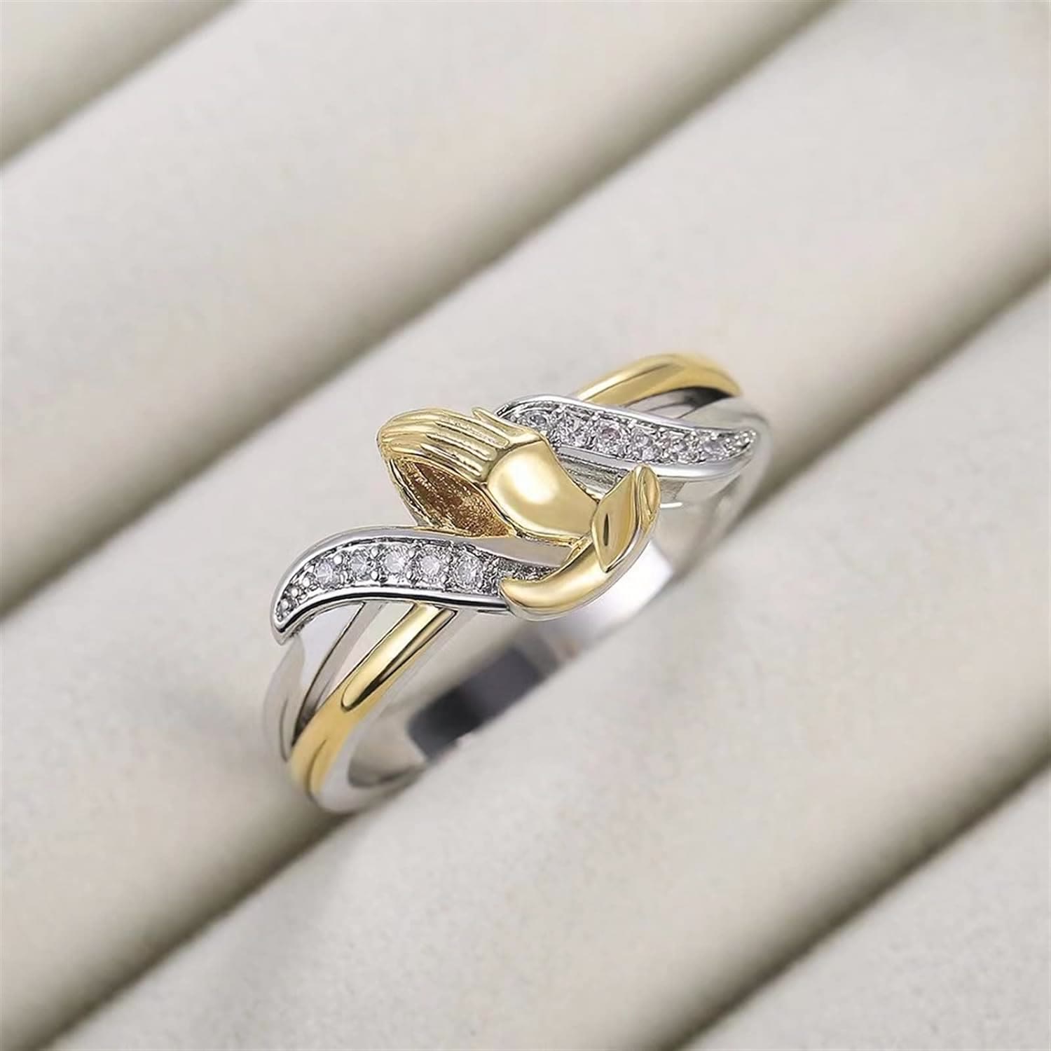 Anillo de Manos en Oración de Oro y Plata