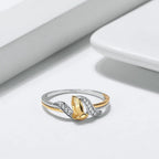 Anillo de Manos en Oración de Oro y Plata