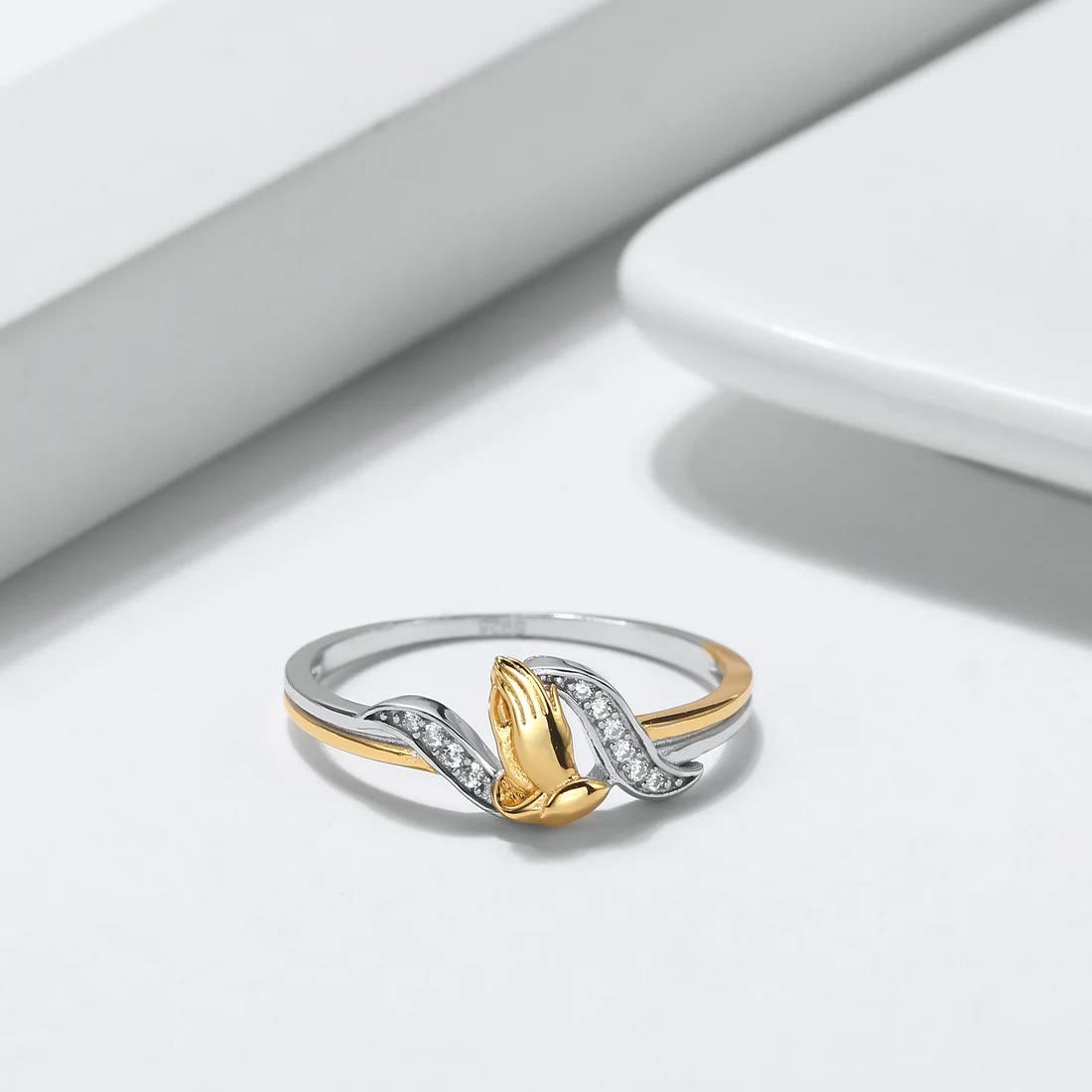 Anillo de Manos en Oración de Oro y Plata