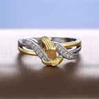 Anillo de Manos en Oración de Oro y Plata