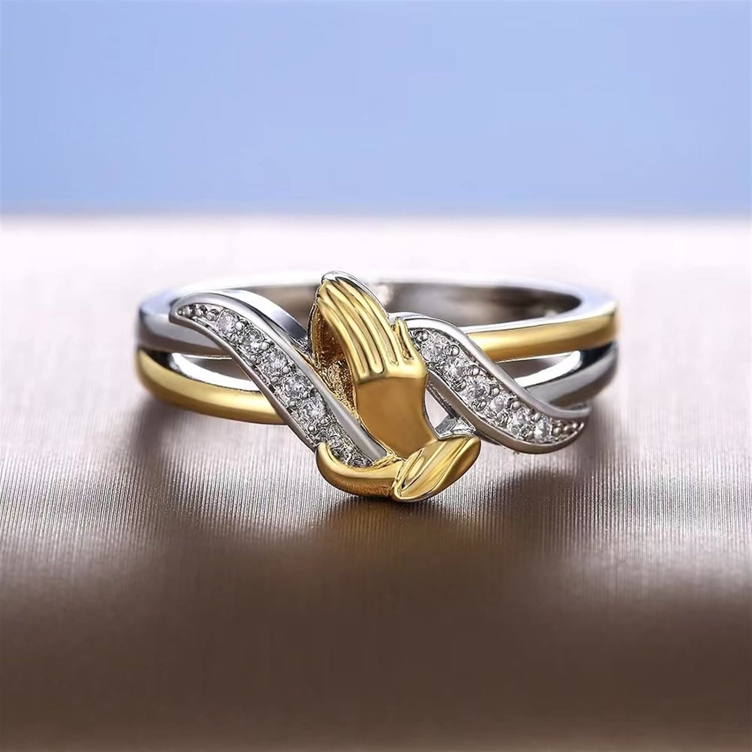 Anillo de Manos en Oración de Oro y Plata