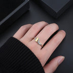 Anillo de Manos en Oración de Oro y Plata