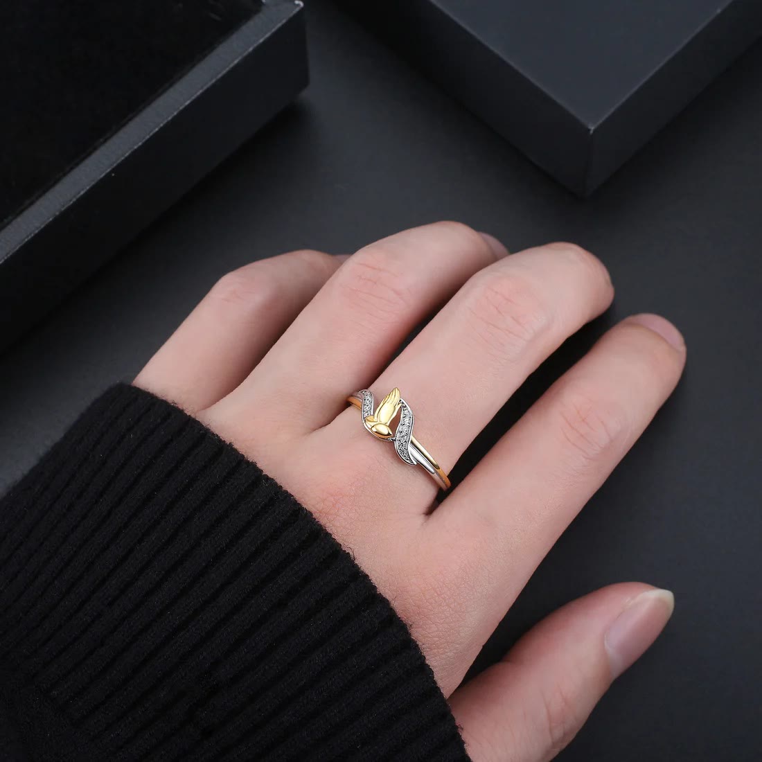 Anillo de Manos en Oración de Oro y Plata