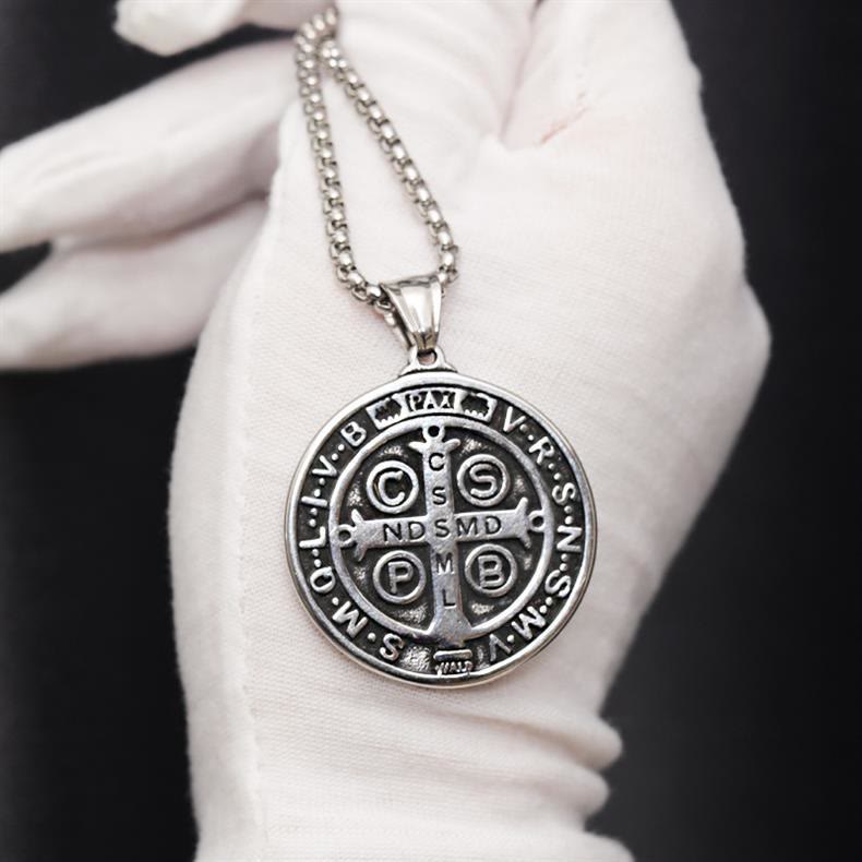 Collar con Símbolo de San Benito de Doble Cara