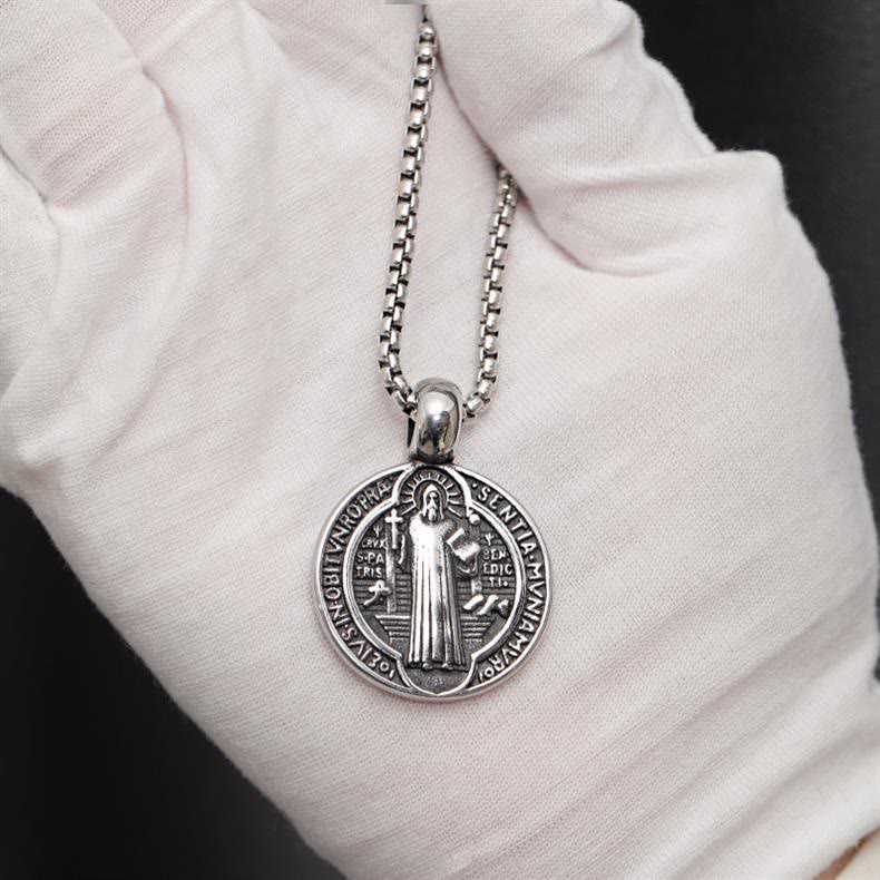 Collar con Símbolo de San Benito de Doble Cara