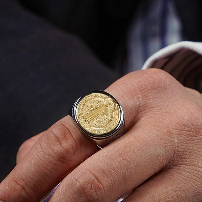 Anillo Cruz Medalla de San Benito Católico en Dos Tonos