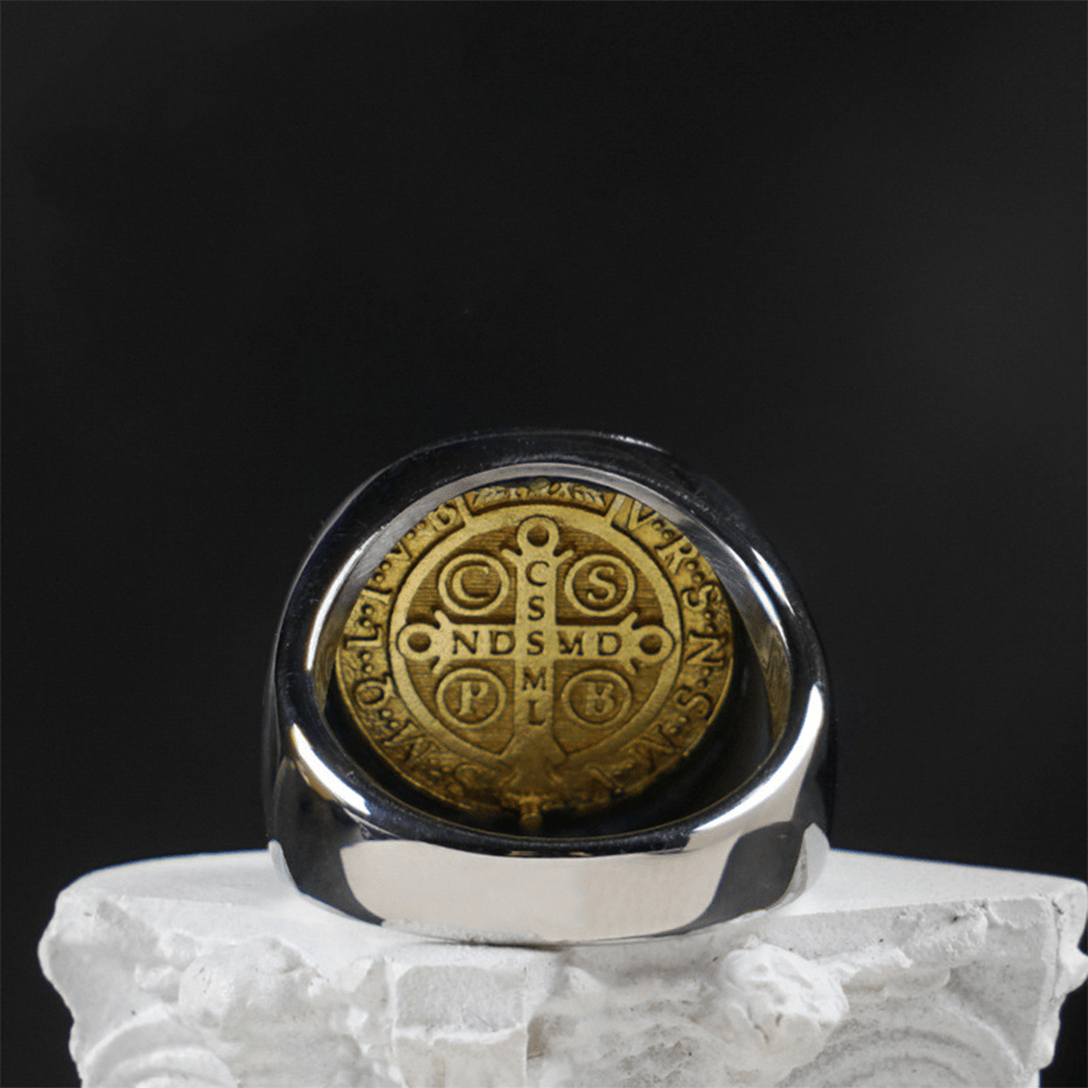 Anillo Cruz Medalla de San Benito Católico en Dos Tonos