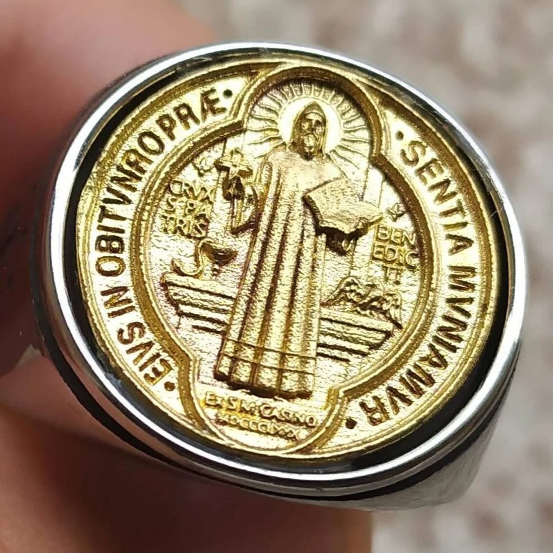 Anillo Cruz Medalla de San Benito Católico en Dos Tonos