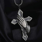 Colgante de Cruz con Manos en Oración de Estilo Clásico en Collar de Titanio