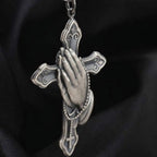 Colgante de Cruz con Manos en Oración de Estilo Clásico en Collar de Titanio