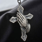 Colgante de Cruz con Manos en Oración de Estilo Clásico en Collar de Titanio