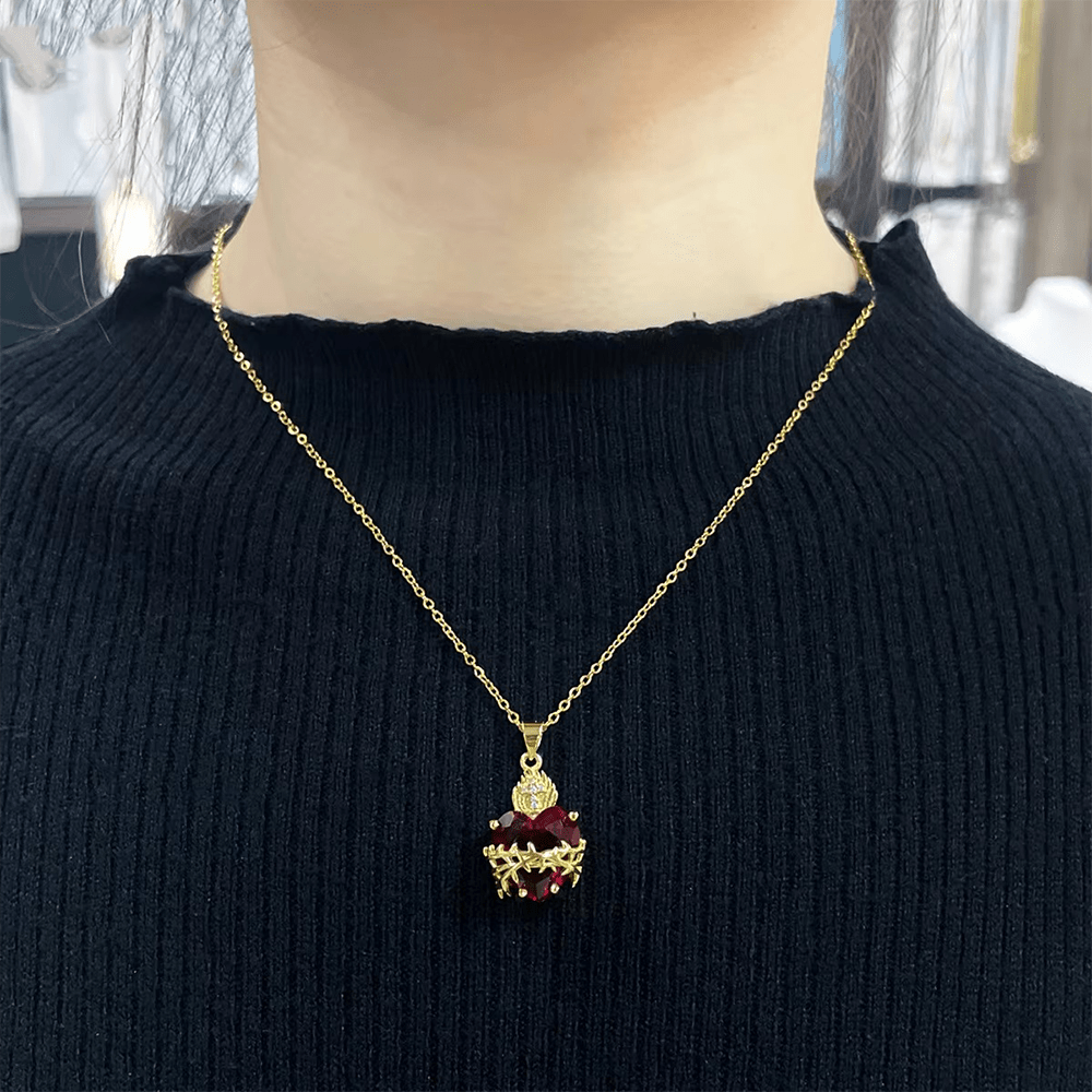Collar de Péndulo del Sagrado Corazón de Jesús con Gemas Rojas de Estilo Moderno