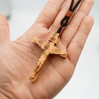 Collar de Madera con Crucifijo de Jesús