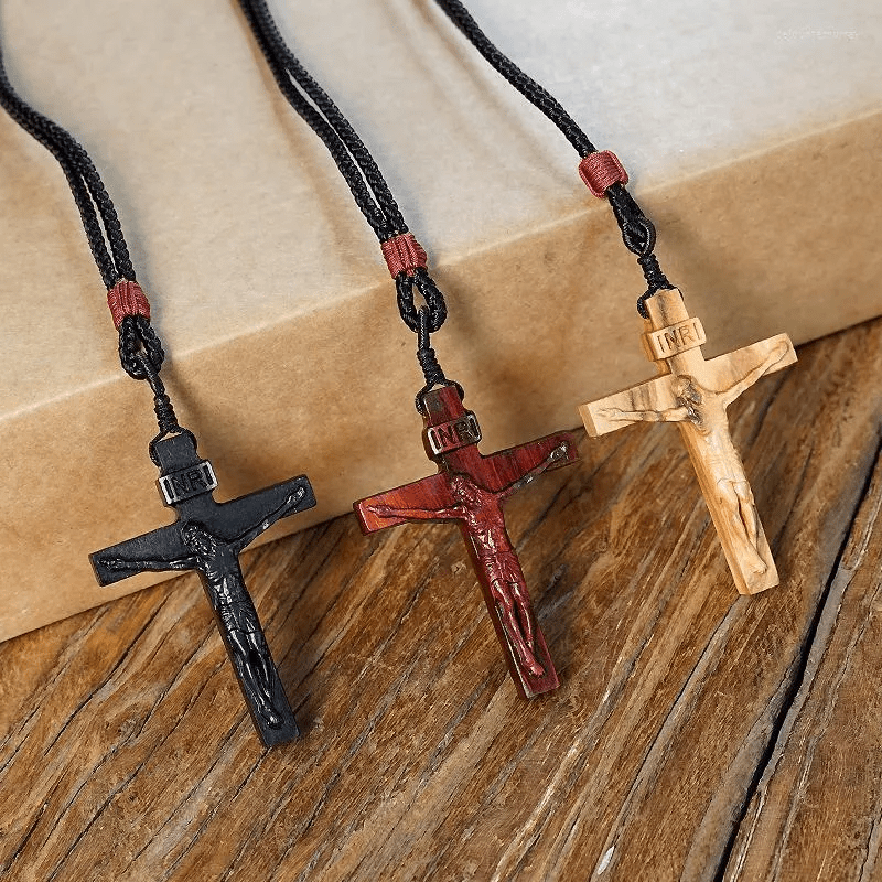 Collar de Madera con Crucifijo de Jesús