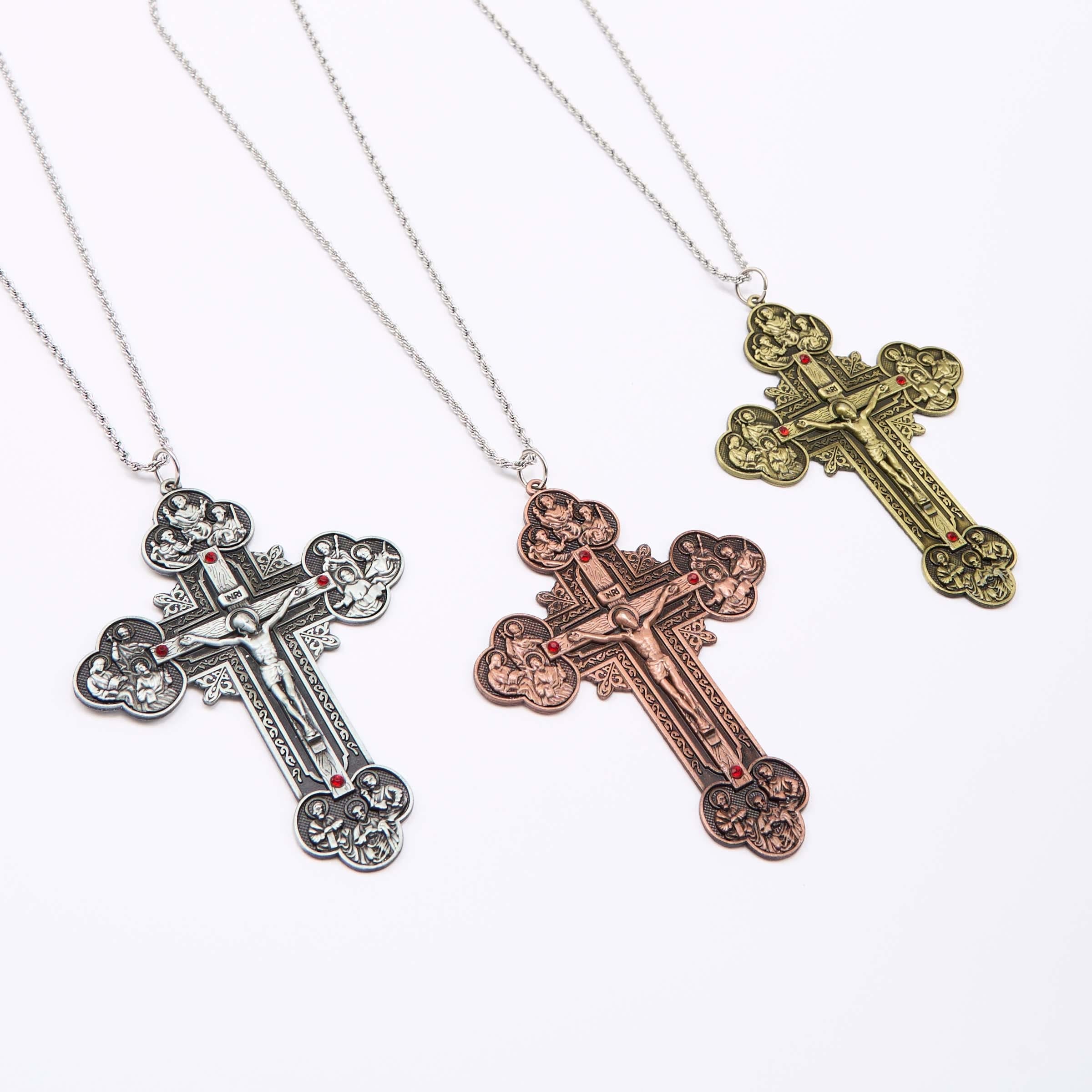 Crucifijo Ornamental de Estilo Clásico con Iconografía de Todos los Santos y Acentos de Gemas Rojas - Collar con Colgante