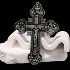 Crucifijo Ornamental de Estilo Clásico con Iconografía de Todos los Santos y Acentos de Gemas Rojas - Collar con Colgante