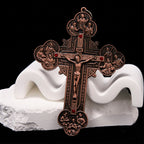 Crucifijo Ornamental de Estilo Clásico con Iconografía de Todos los Santos y Acentos de Gemas Rojas - Collar con Colgante