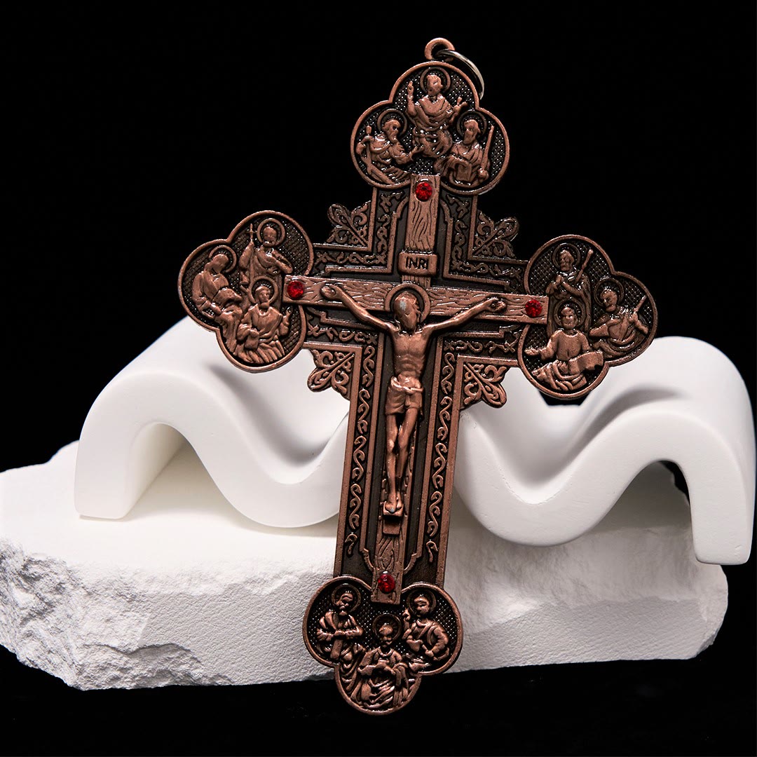 Crucifijo Ornamental de Estilo Clásico con Iconografía de Todos los Santos y Acentos de Gemas Rojas - Collar con Colgante