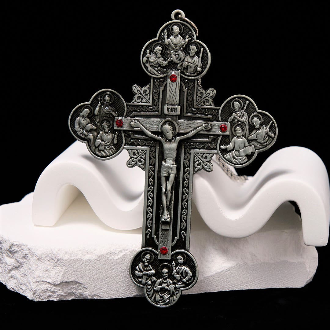 Crucifijo Ornamental de Estilo Clásico con Iconografía de Todos los Santos y Acentos de Gemas Rojas - Collar con Colgante
